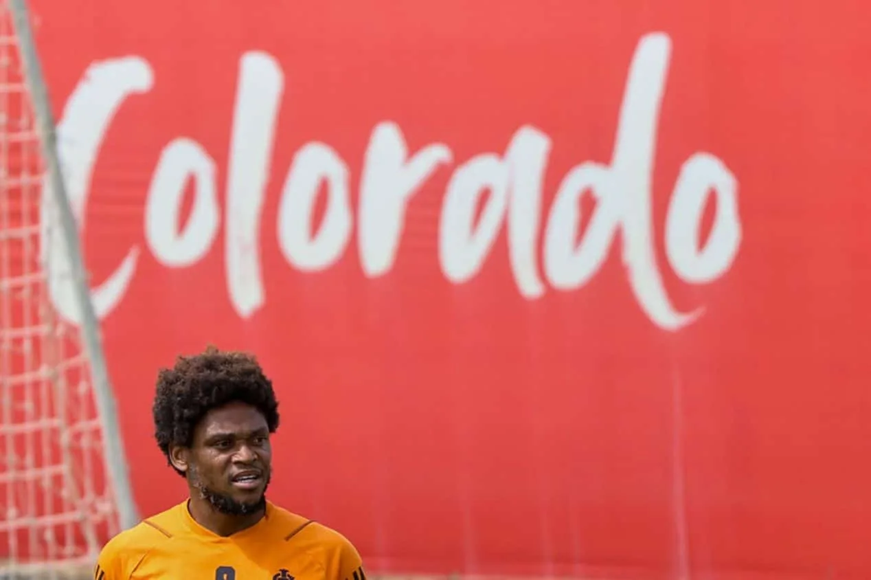 Vitória negocia a contratação de Luiz Adriano, do Internacional