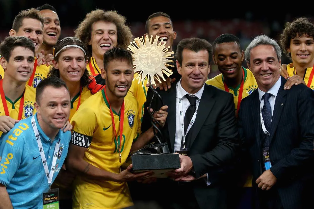 Dunga cita craque histórico e vê “risco” para Neymar na seleção brasileira