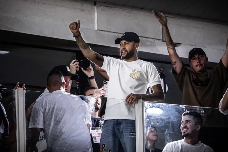 Neymar faz jogador do Santos chorar na Vila Belmiro