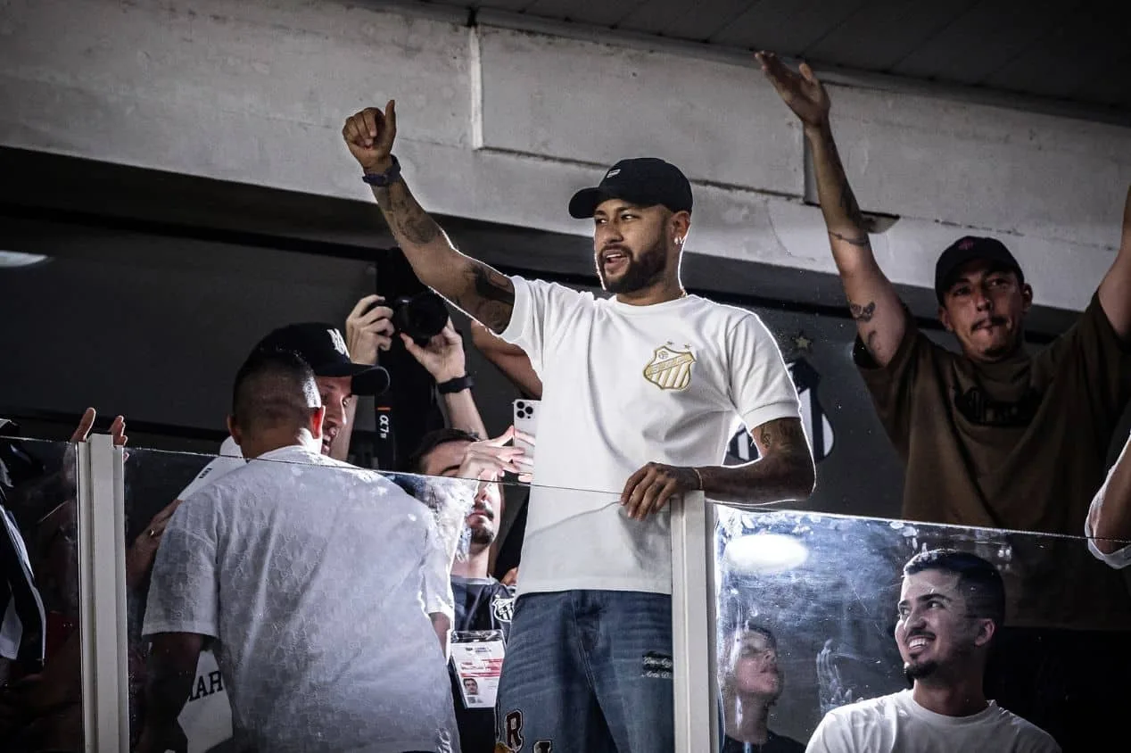 Neymar faz jogador do Santos chorar na Vila Belmiro