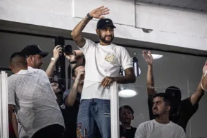 Neto fica pistola com transmissão da TNT em Santos x Corinthians: “Filma só o Neymar, p…”