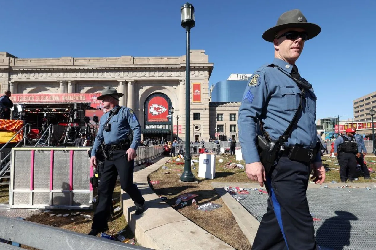 NFL: dois menores são detidos após tiroteio em evento de comemoração do Super Bowl dos Chiefs