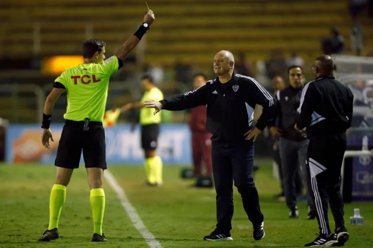 Nicola diz que pressão por demissão de Felipão aumenta no Atlético-MG