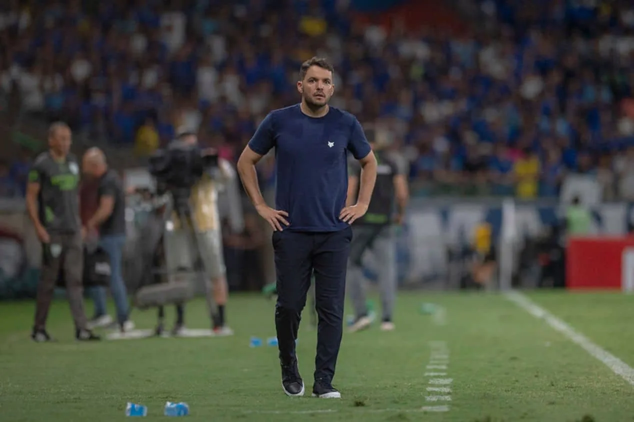 Larcamón destaca “momento de construção” do Cruzeiro após derrota para o América-MG