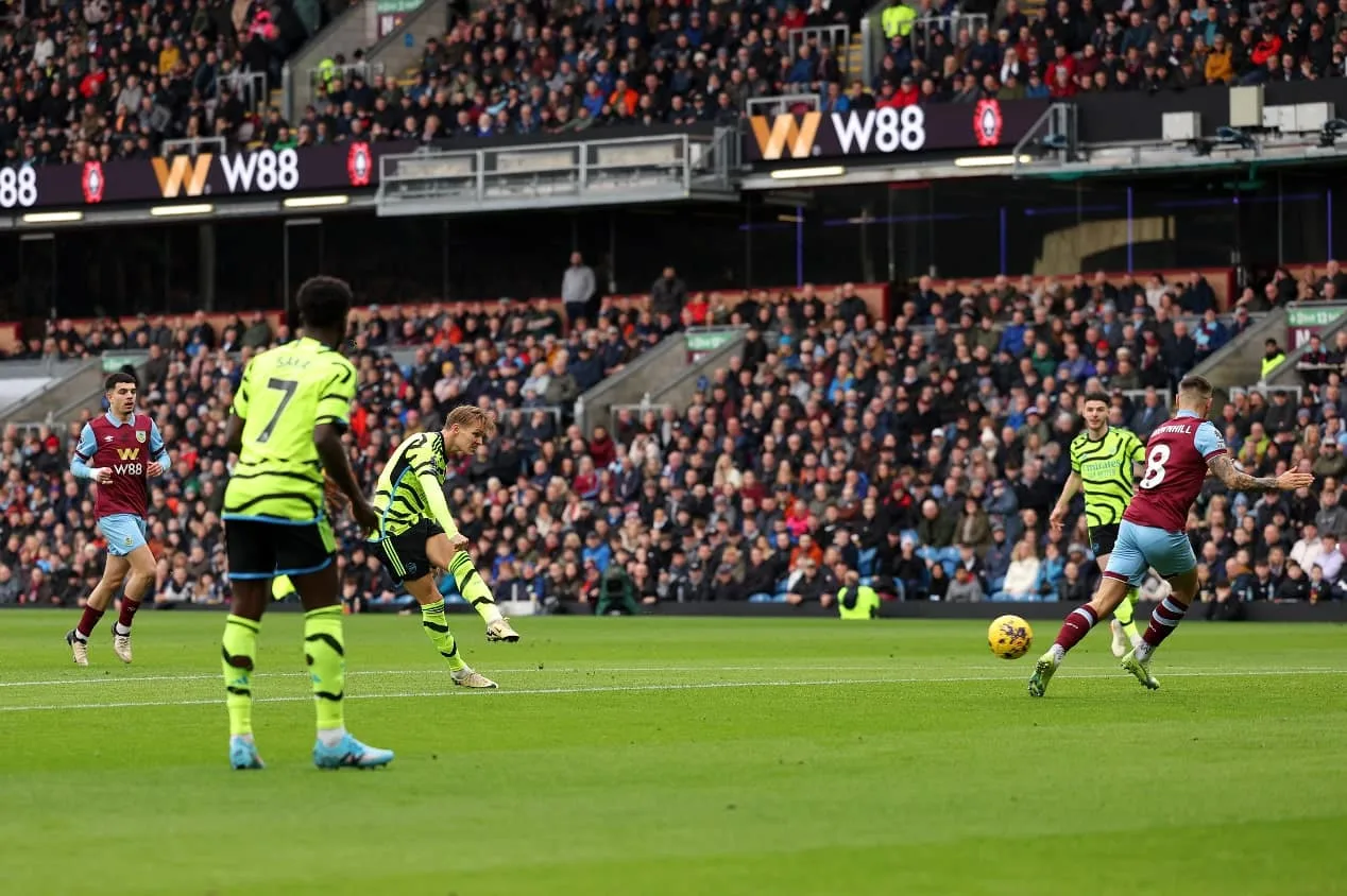 Com show de Odegaard e Saka, Arsenal goleia o Burnley e segue caça ao Liverpool na Premier League