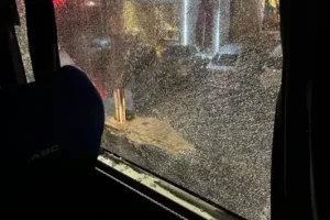 Após pagamento de fiança, torcedor que atacou ônibus do Palmeiras é liberado