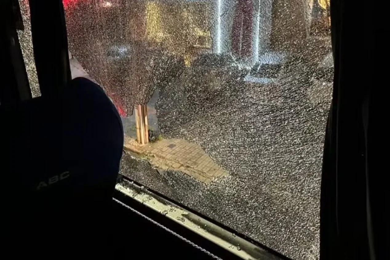 Após pagamento de fiança, torcedor que atacou ônibus do Palmeiras é liberado