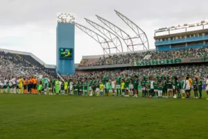 Cicinho aponta jogador que deveria ter sido expulso em Palmeiras x Corinthians