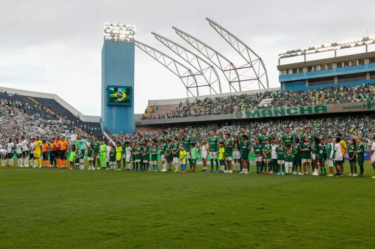 Cicinho aponta jogador que deveria ter sido expulso em Palmeiras x Corinthians 