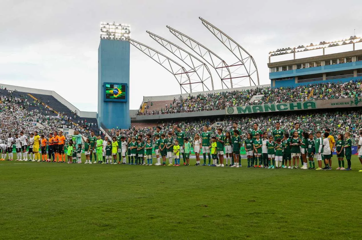 Cicinho aponta jogador que deveria ter sido expulso em Palmeiras x Corinthians 