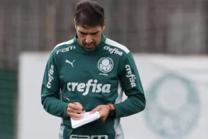 Veja a provável escalação do Palmeiras hoje contra o São Paulo