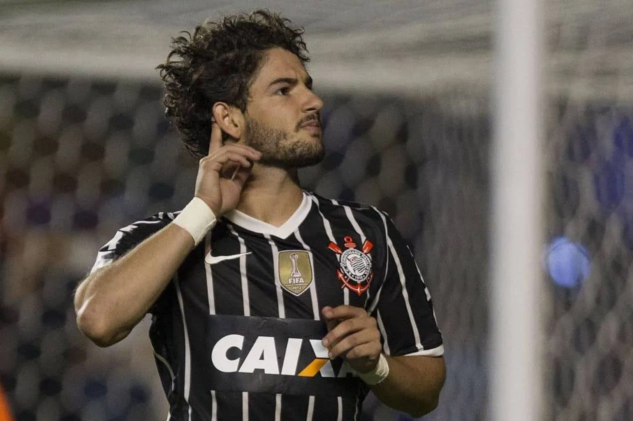 Alexandre Pato ironiza Popó x Bambam e torcedores rebatem o atacante