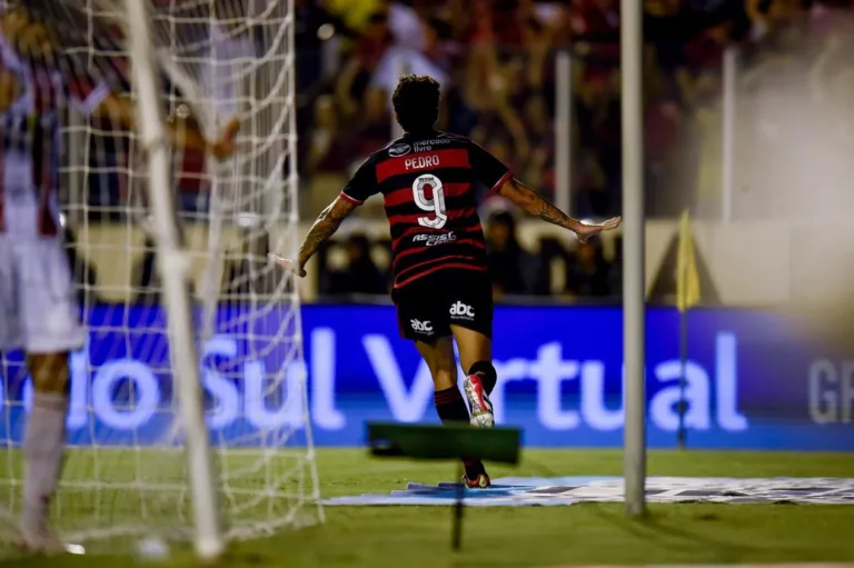 Pedro vive fase artilheira no Flamengo com sete gols em sete jogos