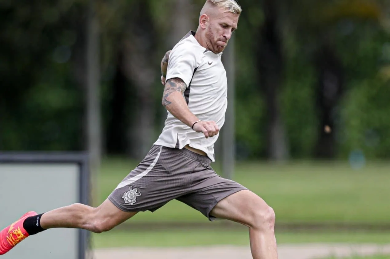 Recém-chegado, Pedro Henrique se coloca à disposição para estrear pelo Corinthians