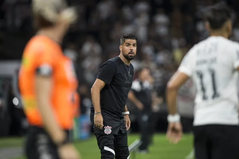 Samir Carvalho abre o jogo sobre permanência de António Oliveira no Corinthians