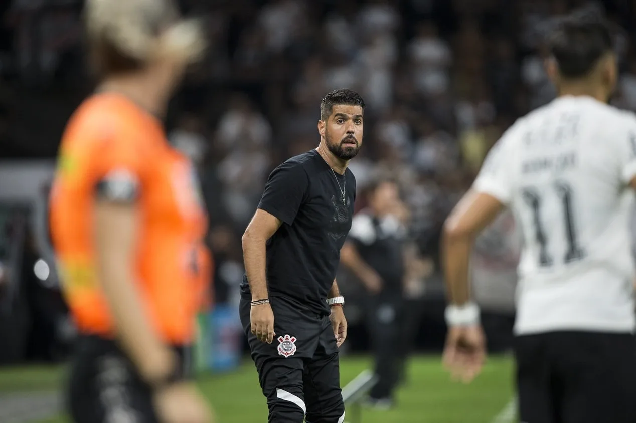 Samir Carvalho abre o jogo sobre permanência de António Oliveira no Corinthians