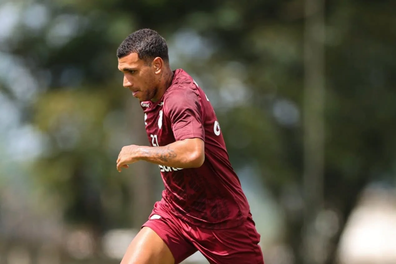 Athletico estuda devolver atacante ao Flamengo afastado por indisciplina