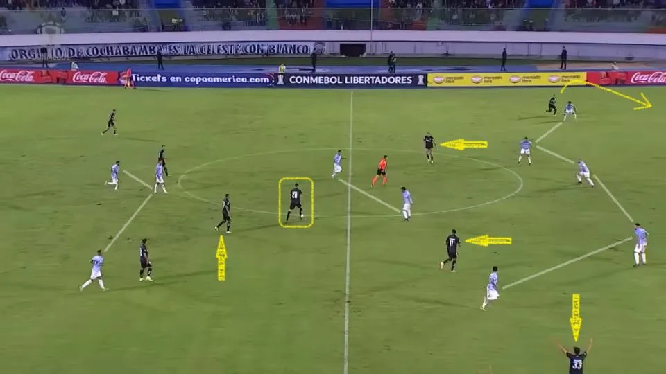 Tiquinho Soares se movimentou bastante no campo de ataque e abriu espaços para as escapadas de Victor Sá e Júnior Santos. Foto: Reprodução / YouTube / CONMEBOL Libertadores