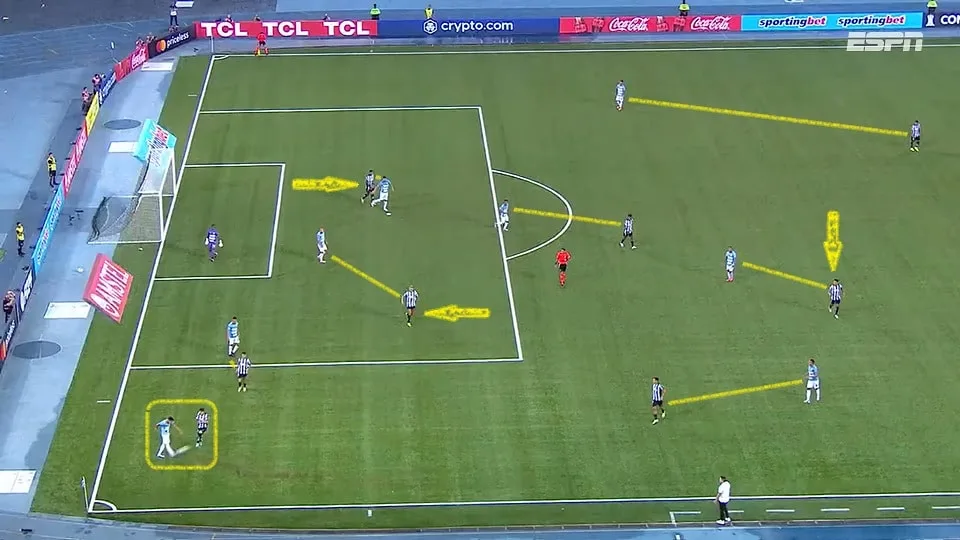 A marcação e pressão pós-perda estiveram bem encaixadas e foram bem executadas. A postura da equipe foi o diferencial na partida. Foto: Reprodução / YouTube / ESPN