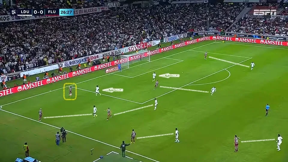 O Fluminense não conseguiu encaixar os passes por baixo diante da boa marcação da LDU. É um quadro que se repetiu em outros jogos. Foto: Reprodução / YouTube / ESPN Brasil