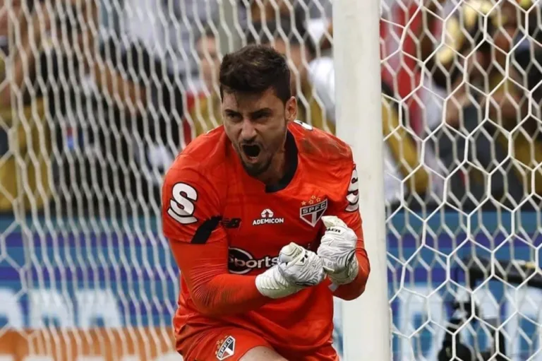 Rafael, do SPFC, se torna o maior vencedor do futebol brasileiro em títulos nacionais