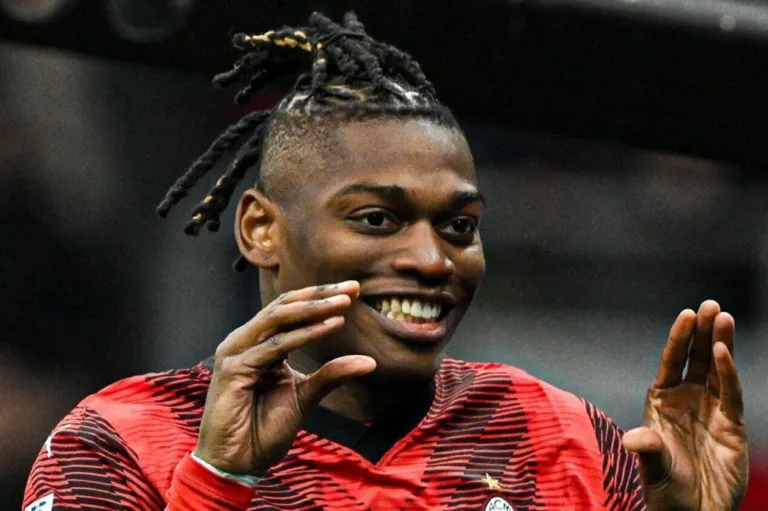 Luis Enrique despista sobre interesse do PSG em jogador do Milan: “Cantor?”