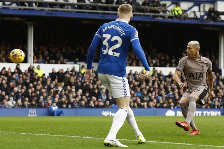 Boa fase de Richarlison é a primeira grande notícia do ano na Seleção Brasileira