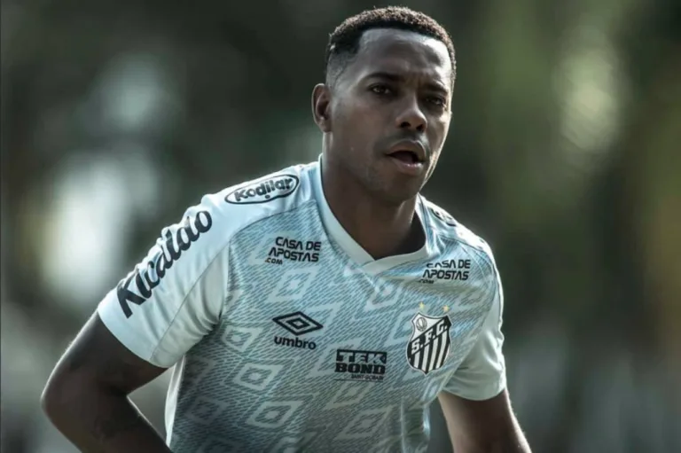 Robinho, condenado por estupro, participa de evento no Santos