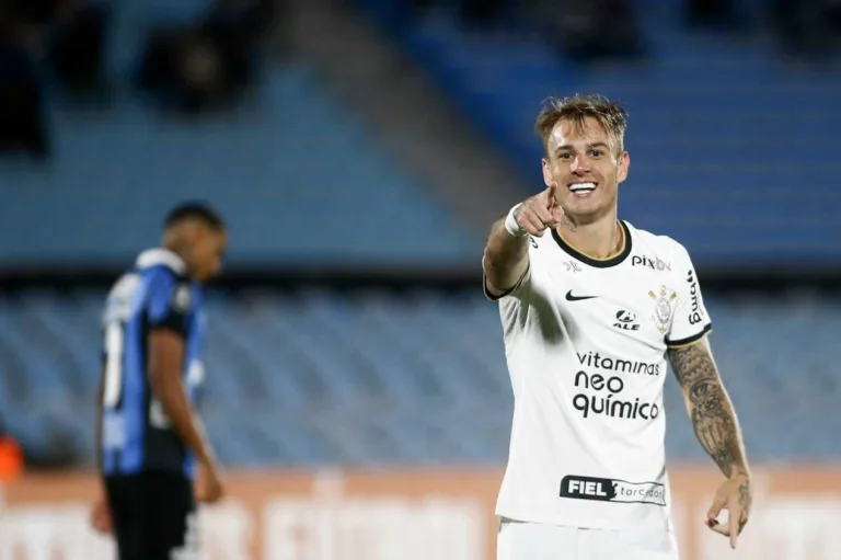 Nicola abre o jogo sobre especulação de Róger Guedes no Botafogo