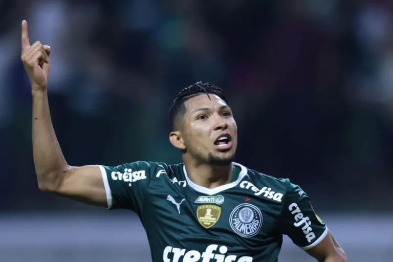Rony cumpre promessa feita a André Hernan em jogo do Palmeiras