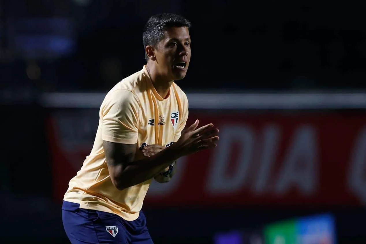 São Paulo tem novidades contra o Santos; veja provável time