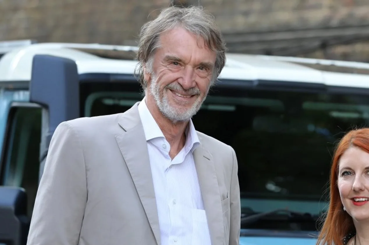Sir Jim Ratcliffe se torna oficialmente coproprietário do Manchester United