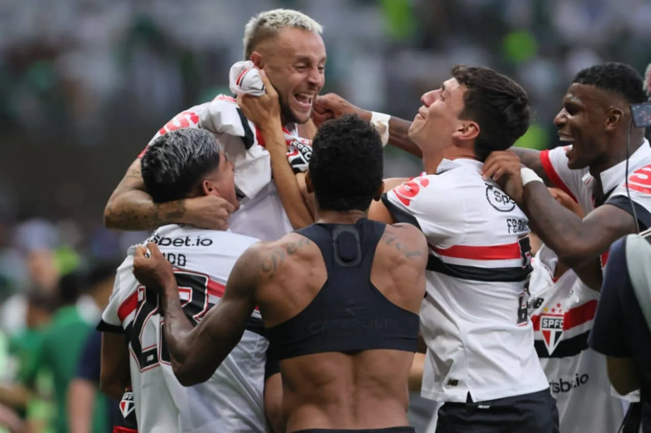SPFC vence a Supercopa e Rafinha não perdoa Caio Paulista em música; assista