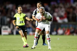 Rafinha se revolta com arbitragem de SPFC x Santos: “Caiu na pressão dos caras”