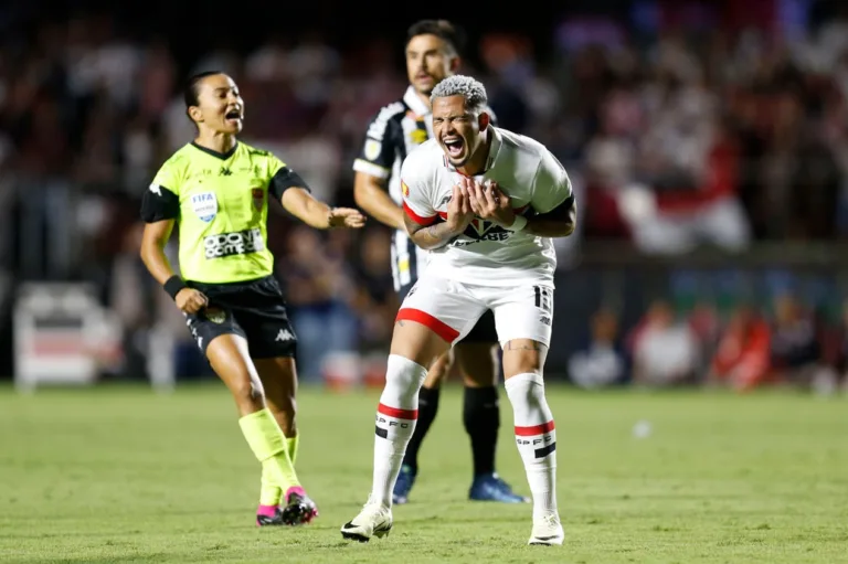 Rafinha se revolta com arbitragem de SPFC x Santos: “Caiu na pressão dos caras”