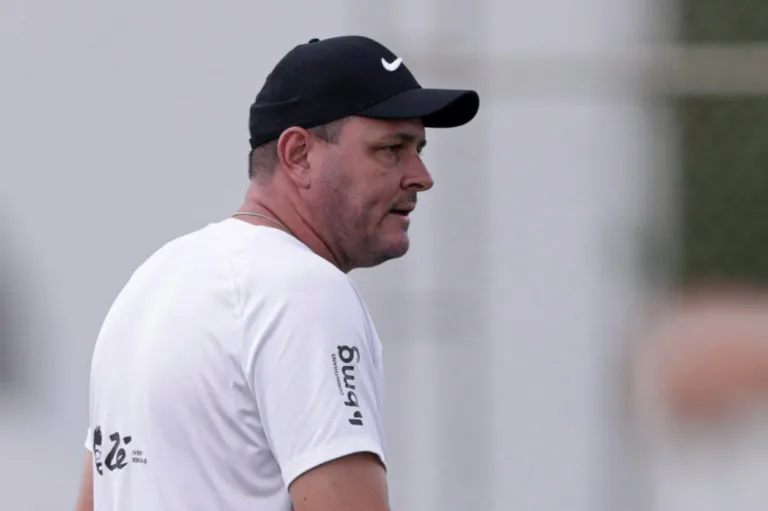 Sem Mano Menezes, Corinthians inicia preparação para clássico contra o Santos