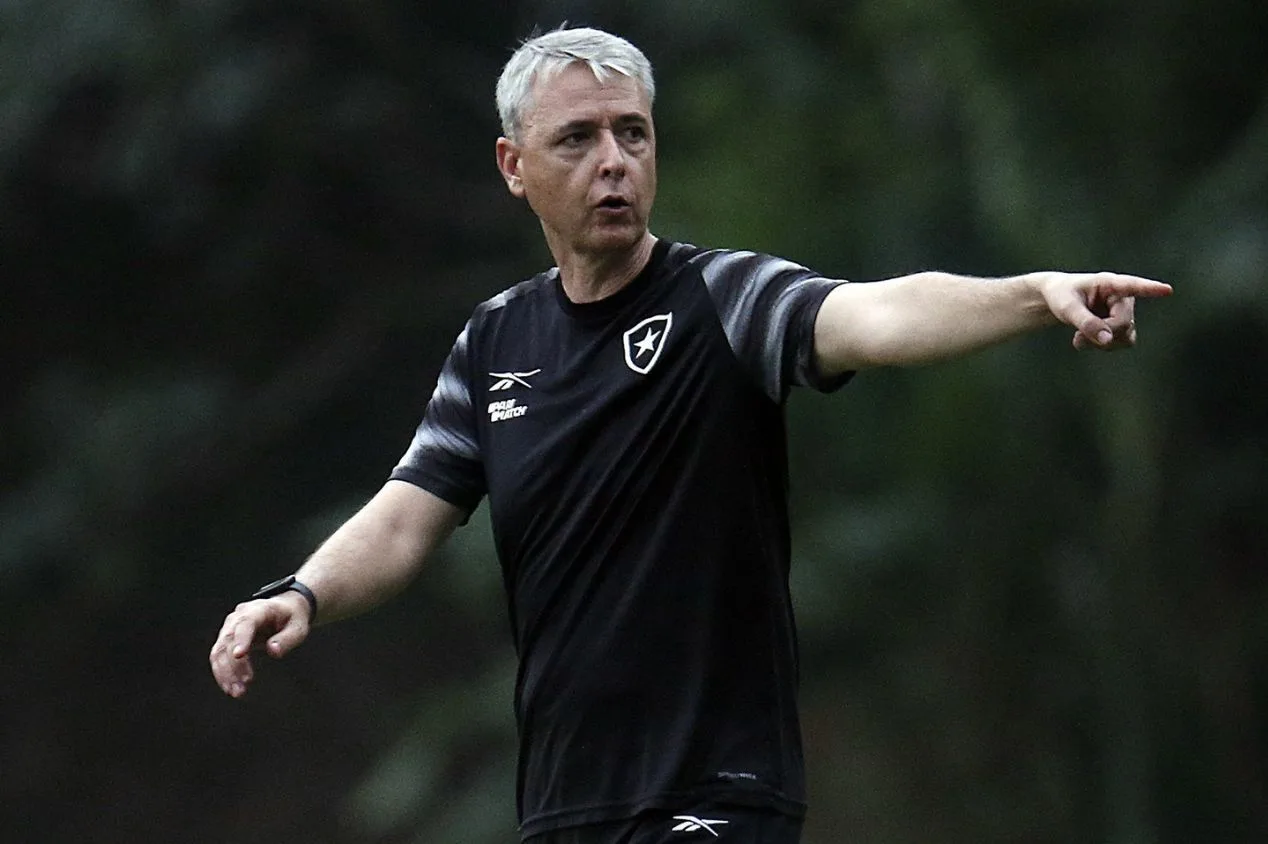 Mauro Cezar ironiza Tiago Nunes, do Botafogo, após gesto: “Excêntrico”