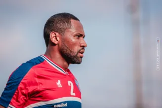 Tinga, lateral do Fortaleza, comenta ataques a ônibus