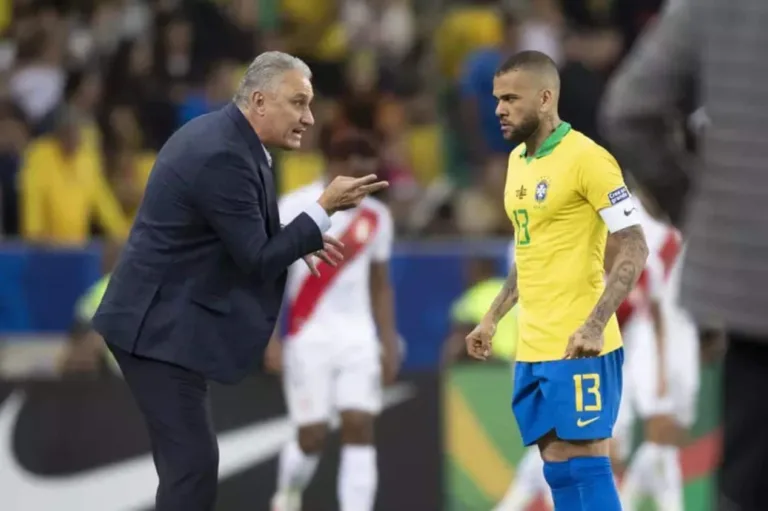 Mauro Cezar critica Tite por fala sobre Daniel Alves: “Nada a ver com o Neymar”