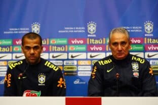 Dani Alves e Tite falam durante uma coletiva de imprensa antes de amistoso da seleção brasileira. Foto: (Clive Rose/Getty Images)
