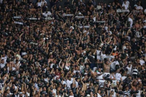 Neto dispara contra jogador do Corinthians: “É uma piada”