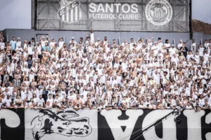 Torcedores do Santos apoiam time no Paulistão após queda para o Brasileirão Série B