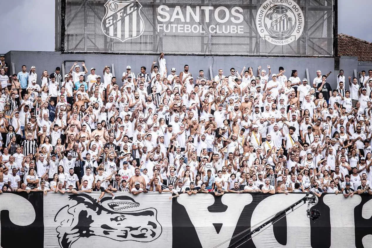 Torcedores do Santos apoiam time no Paulistão após queda para o Brasileirão Série B