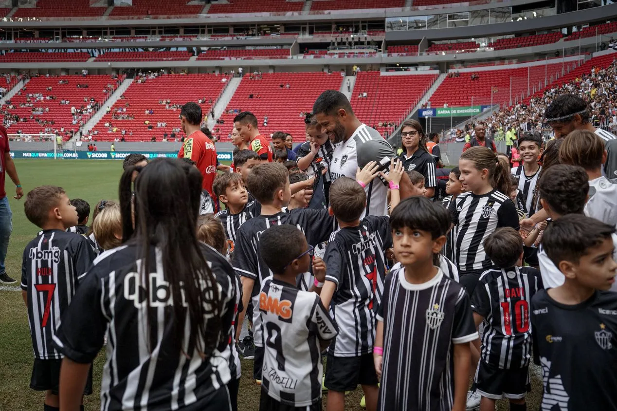 Após roubar a cena, torcedora mirim do Atlético-MG vai entrar com os jogadores do clube