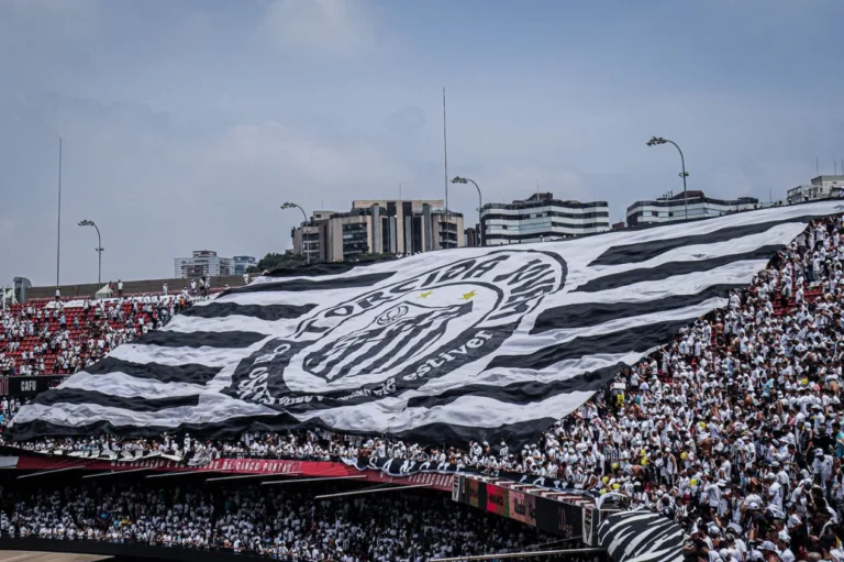 Sormani cita o Corinthians e analisa torcida do Santos: “É pequena como dizem?”