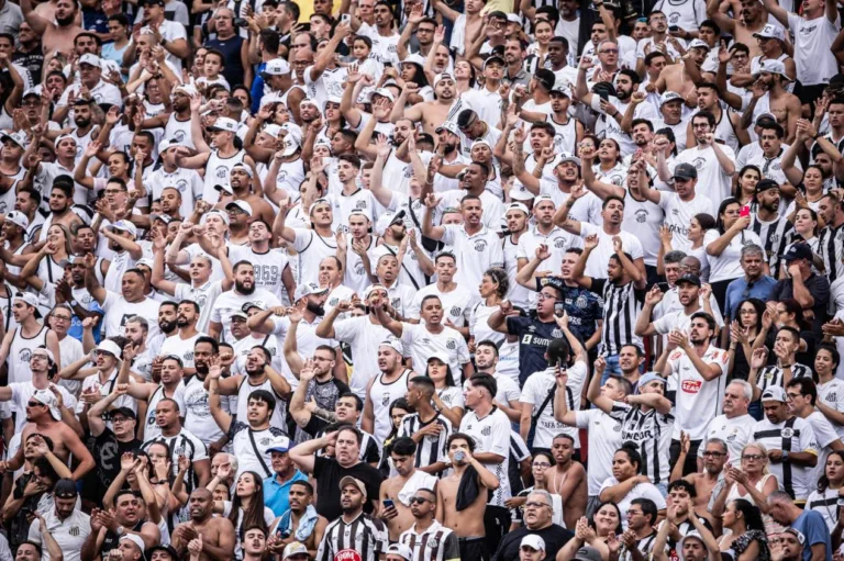 Torcedores do Santos esgotam carga extra de ingressos para jogo no MorumBis
