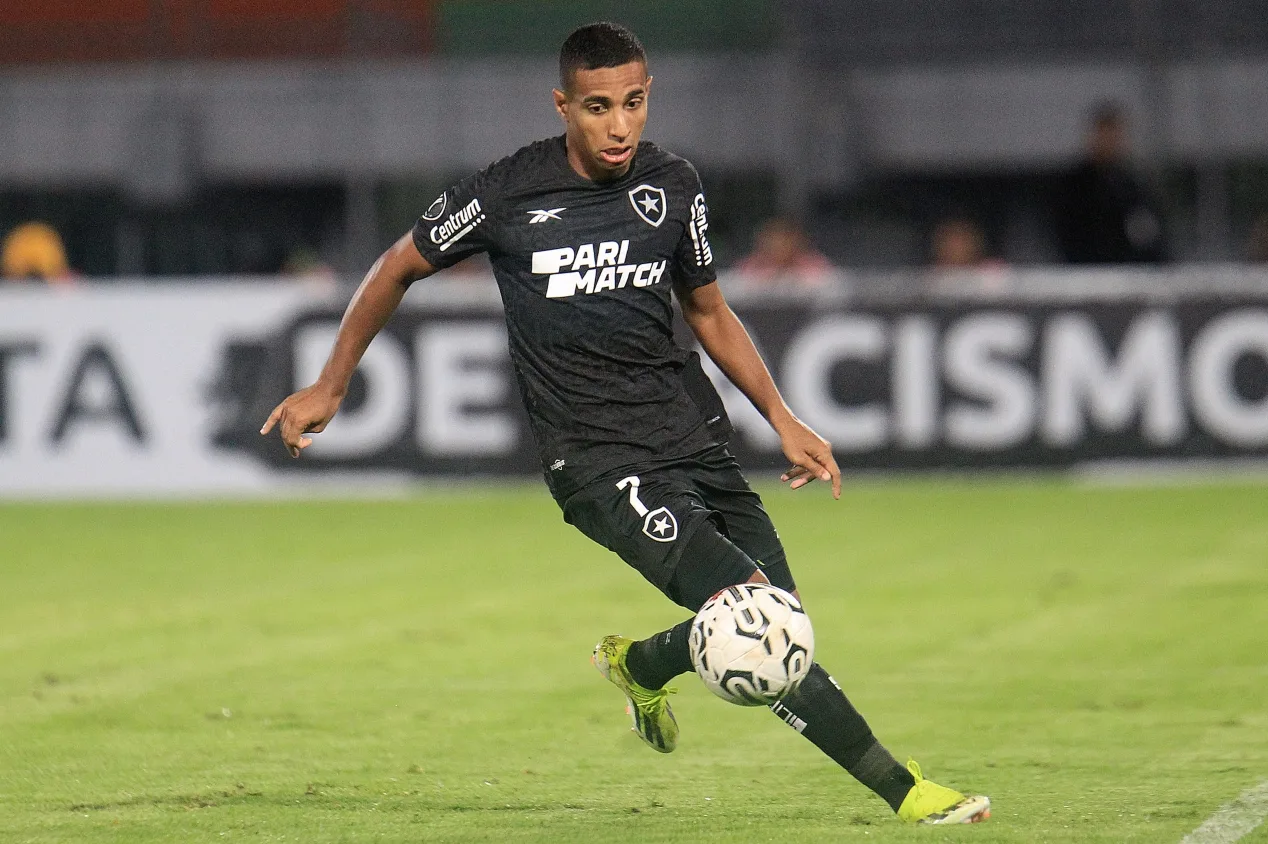 Botafogo pode ter renda extra com venda de Victor Sá a time russo