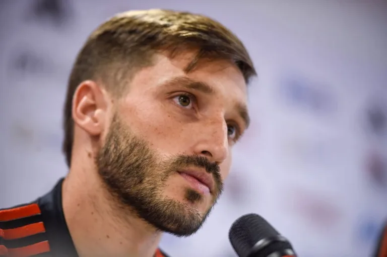 Viña, reforço do Flamengo, manda indireta e irrita torcedores do Palmeiras