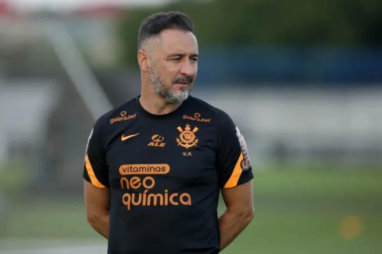Corinthians aciona justiça e contesta cobrança do ex-técnico Vitor Pereira