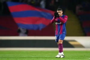 Barcelona vence Alavés com novo gol e expulsão de Vitor Roque